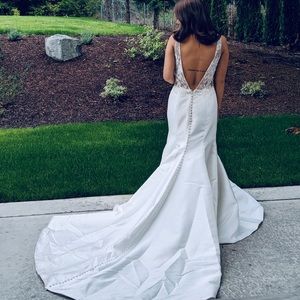 Monique Lhuillier bridal wedding dress